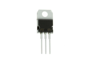 Por que o transistor TIP121 é ideal para circuitos de potência moderados?